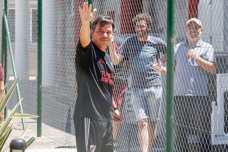 Escuchó el pedido de los futbolistas el lunes, decidió el martes y lo anunció el miércoles: Marcelo Gallardo alegró al mundo River con su determinación de seguir por un año.