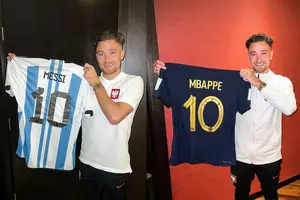 El jugador inglés-polaco que marcó a Messi y Mbappé... y se llevó sus camisetas
