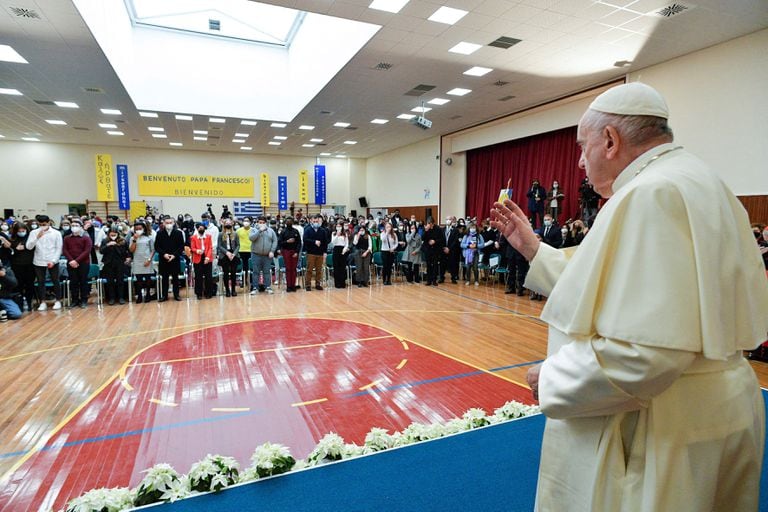 El papa Francisco se reunió con jóvenes en Grecia en su última actividad de su gira