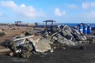 En esta imagen proporcionada por Broadcom Broadcasting muestra una zona dañada en Nuku'alofa, Tonga, el jueves 20 de enero de 2022, tras una erupción volcánica y un tsunami. (Marian Kupu/Broadcom Broadcasting via AP)