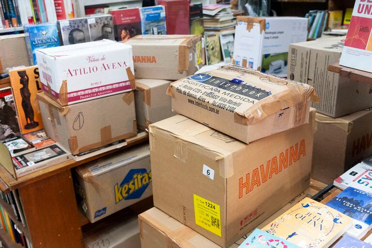 Cajas de novedades embaladas en Lorraine, listas para su devolución a las editoriales
