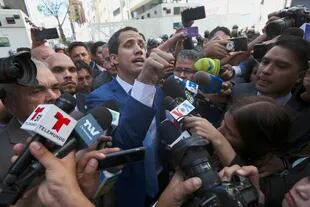 Guaidó intenta llegar al Parlamento, que sigue custodiado
