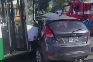 Un colectivo chocó contra un auto y hay más de 25 heridos