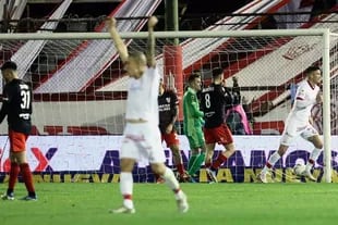 Jonatan Galván sale festejando su gol: fue el 1-0 de Huracán, tras un error de Armani en la jugada previa