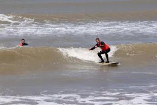Miguel Ángel Floria logró surfear una pequeña ola tras un mes y medio de entrenamiento