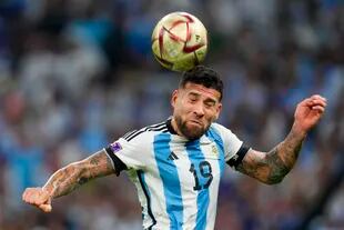 El defensor de la selección argentina despeja de cabeza en el encuentro por la semi final de la Copa del Mundo Qatar 2022 frente a Croacia