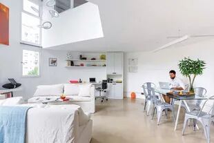 Para unificar espacios, en todos los ambientes se mantuvieron los pisos originales de cemento alisado color arena.