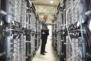 Un operario mantiene el equipo Blue Gene de IBM, otra de las supercomputadoras que Estados Unidos tiene dentro de los 10 equipos más rápidos del mundo