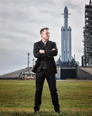 Elon Musk, fundador de SpaceX, con el cohete Falcon Heavy en el Cabo Cañaveral