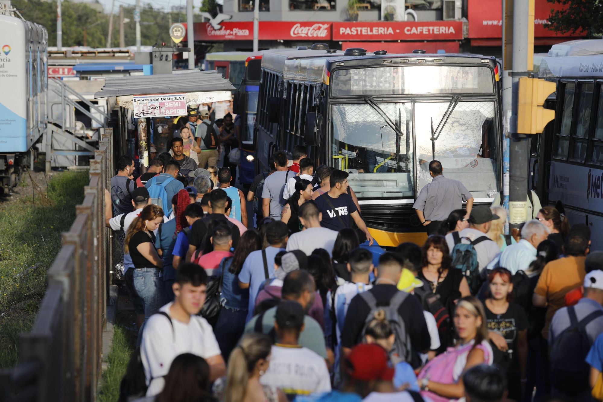 Largas colas para tomar un colectivo en Moreno por el paro de trenes