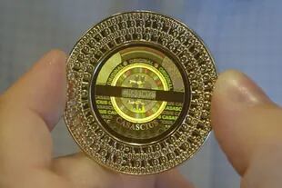 Una moneda de Bitcoin. Aunque la divisa es totalmente digital, el estadounidense Mike Caldwell acuña una versión física