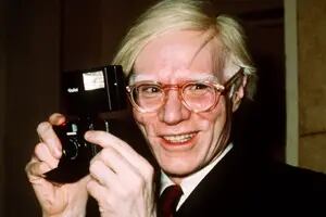 Los diarios de Andy Warhol, una máquina de pop con raros peinados nuevos