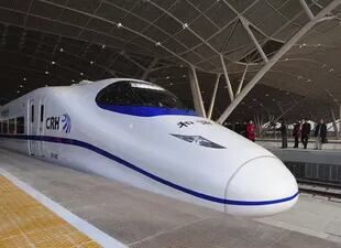 Una formación de tren de alta velocidad en China, que une Wuham con Guangzhou alcanza los 350 kilómetros por hora