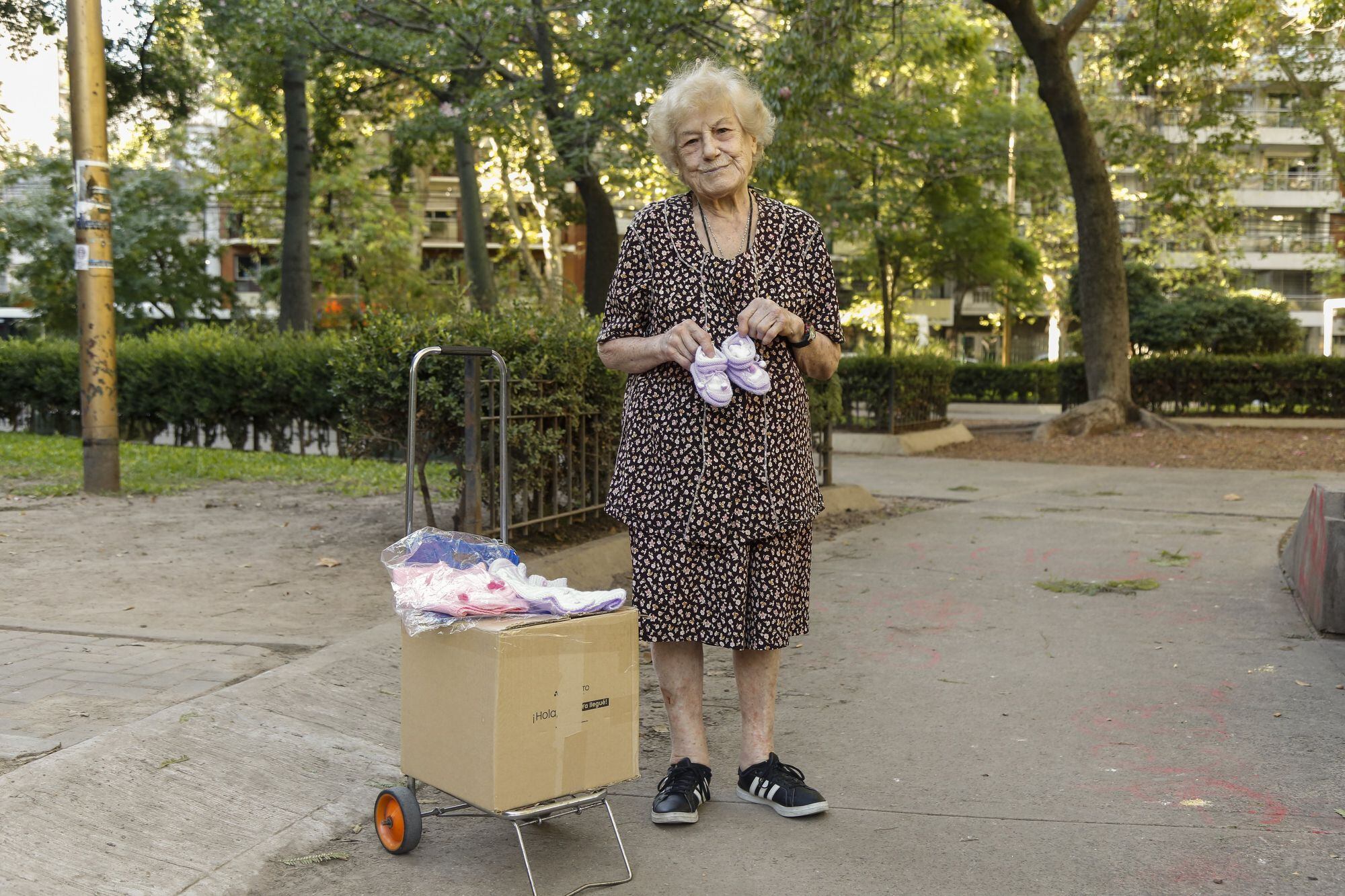 Tiene 90 años y sale a vender batitas de bebés en la plaza: “La jubilación no me alcanza”