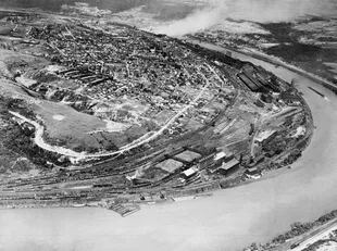 El pueblo industrial de Donora visto desde el aire, con el río Monongahela envolviéndolo, en una foto de 1941 (National Geographic)