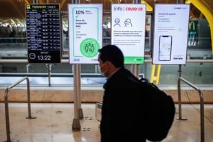 Una persona pasa delante de unos paneles con las medidas de seguridad Covid en la Terminal 4 del Aeropuerto Adolfo Suárez-Madrid Barajas, a 30 de diciembre de 2021, en Madrid, (España) - Europa Press