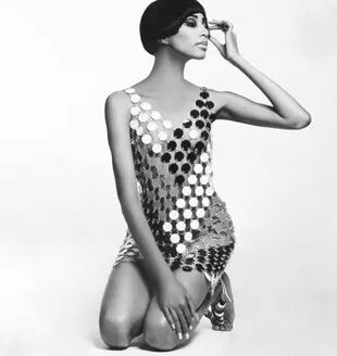 Donyale Luna fue fotografiada por Guy Bourdin en 1966, con uno de los modelos emblemáticos de Paco Rabanne