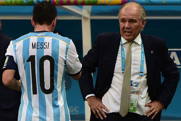 El entrenador habla y el capitán escucha: una foto de Brasil 2014 con Alejandro Sabella y Lionel Messi.