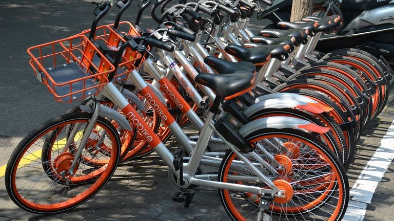 Las bicicletas en China se alquilan con el celular y se identifican por su código QR