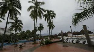 Hoteles en Puerto Vallarta ponen bolsas de arena para frenar la embestida del huracán Patricia