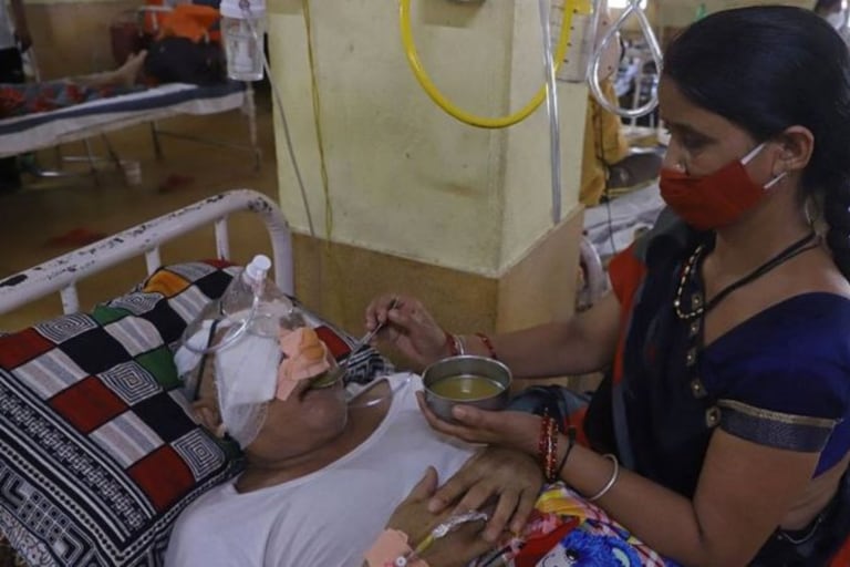 Una mujer que se recuperó de Covid y ahora tiene mucormicosis yace en una cama de hospital en un hospital de Jabalpur, en India