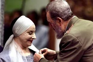 Alicia Alonso recibe de Fidel la Medalla Jose Martí, el más alto honor en Cuba