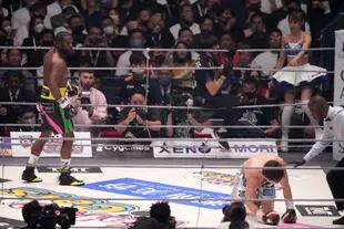 Rapidito: Floyd Mayweather ya mandó a la lona al japonés Mikuru Asakura. Será el final de la pelea en Saitama