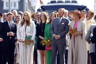El rey Guillermo-Alejandro de Holanda, la reina Máxima y las princesas Ariane, Alexia y Amalia asisten a una reunión por el Día del Rey en Maastricht, el 27 de abril de 2022.
