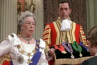 Jeannette Charles en Austin Powers como la monarca
