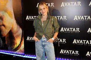 Muy relajada, Rochi Igarzabal optó por jeans y camisa para ver el film
