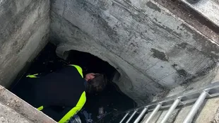 Los rescatistas buscaron a la mujer en las tuberías y debieron sacarla por la fuerza