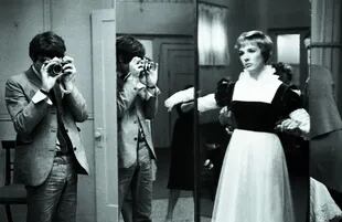 Cooper en una prueba de vestuario de Julie Andrews, en 1968