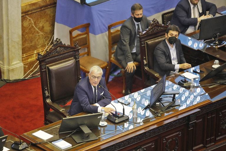 Álvaro González presidió la sesión y tuvo que intervenir en varias oportunidades para calmar los ánimos