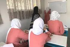 La escuela secreta para niñas que desafía a los talibanes