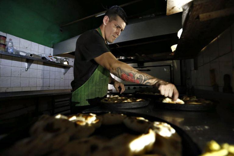 La pizzeria de Rivera Indarte y Alberdi continúa vendiendo pese al corte de luz