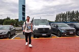 Lionel Messi llegó esta lunes por la mañana al predio de la AFA en Ezeiza