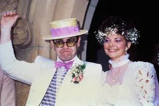 Elton John y Renate Blauel, en el día de su casamiento en 1984 
