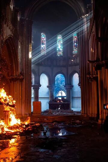Encapuchados incendiaron la Parroquia San Francisco de Borja destinada al servicio religioso de Carabineros 