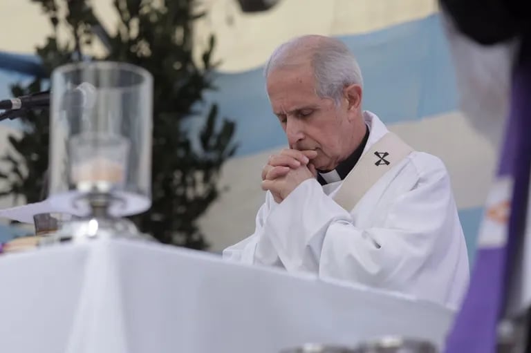 El cardenal Mario Poli expresa una descripción de los sacerdotes mejorados en el auditorio del Vaticano