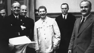 Joachim von Ribbentrop (izq.), Stalin y Viacheslav Mólotov (primero a la der.) durante la firma del acuerdo el 23 de agosto de 1939.