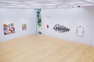 La sala que reúne las obras de los artistas invitados: Juan José Cambre, Gachi Hasper, Beto De Volder y Martín Reyna 