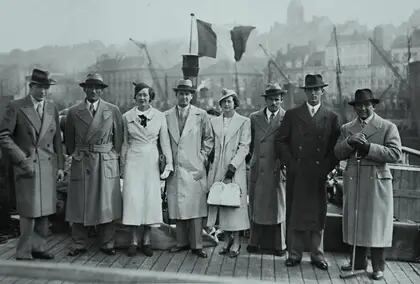 En el medio de la imagen entre las mujeres, Nelson posa entre los ganadores de la medalla dorada de 1936; presidió la delegación y fue director técnico y suplente del seleccionado argentino en la capital alemana.