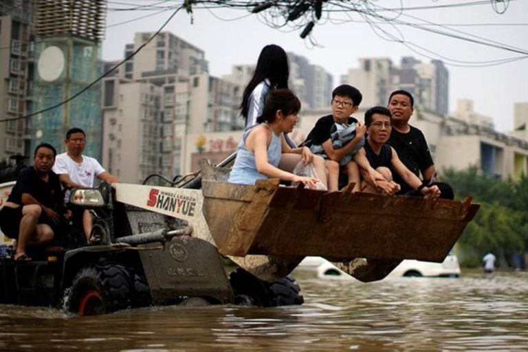 El verano pasado, una serie de inundaciones causaron la muerte de 397 personas, afectaron a 14,3 millones y generaron pérdidas económicas de US$21.800 millones, según estimaciones de la Organización de Naciones Unidas (ONU)
