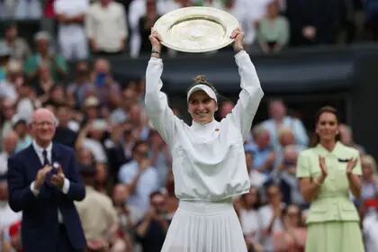 Marketa Vondrousova, la aclamada campeona de Wimbledon, tras derrotar en la final a la tunecina Ons Jabeur.