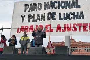El ferroviario Rubén Sobrero fue uno de los oradores en el acto de la izquierda en la Plaza de Mayo; pidió a la CGT que active un paro nacional