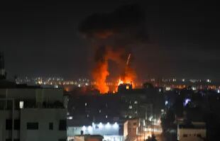 Explosiones en Ciudad de Gaza por el ataque de las fuerzas israelíes