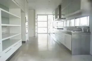 Mármol, acero inoxidable y estilo minimalista: así es una de las cocinas de la planta baja de la casa donde vivieron Maxi López y Wanda Nara