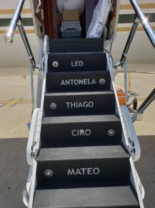 Los escalones del avión privado de Messi. Crédito: Twitter