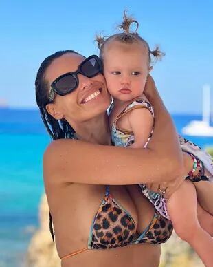 Madre e hija disfrutaron juntas de las playas de Ibiza (Foto: Instagram @anagarciamoritan)