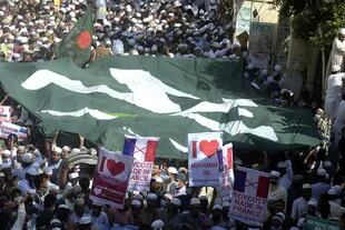 Miembros de un partido político islamista protestan en Bangladesh contra Macron y piden el boicot de productos franceses